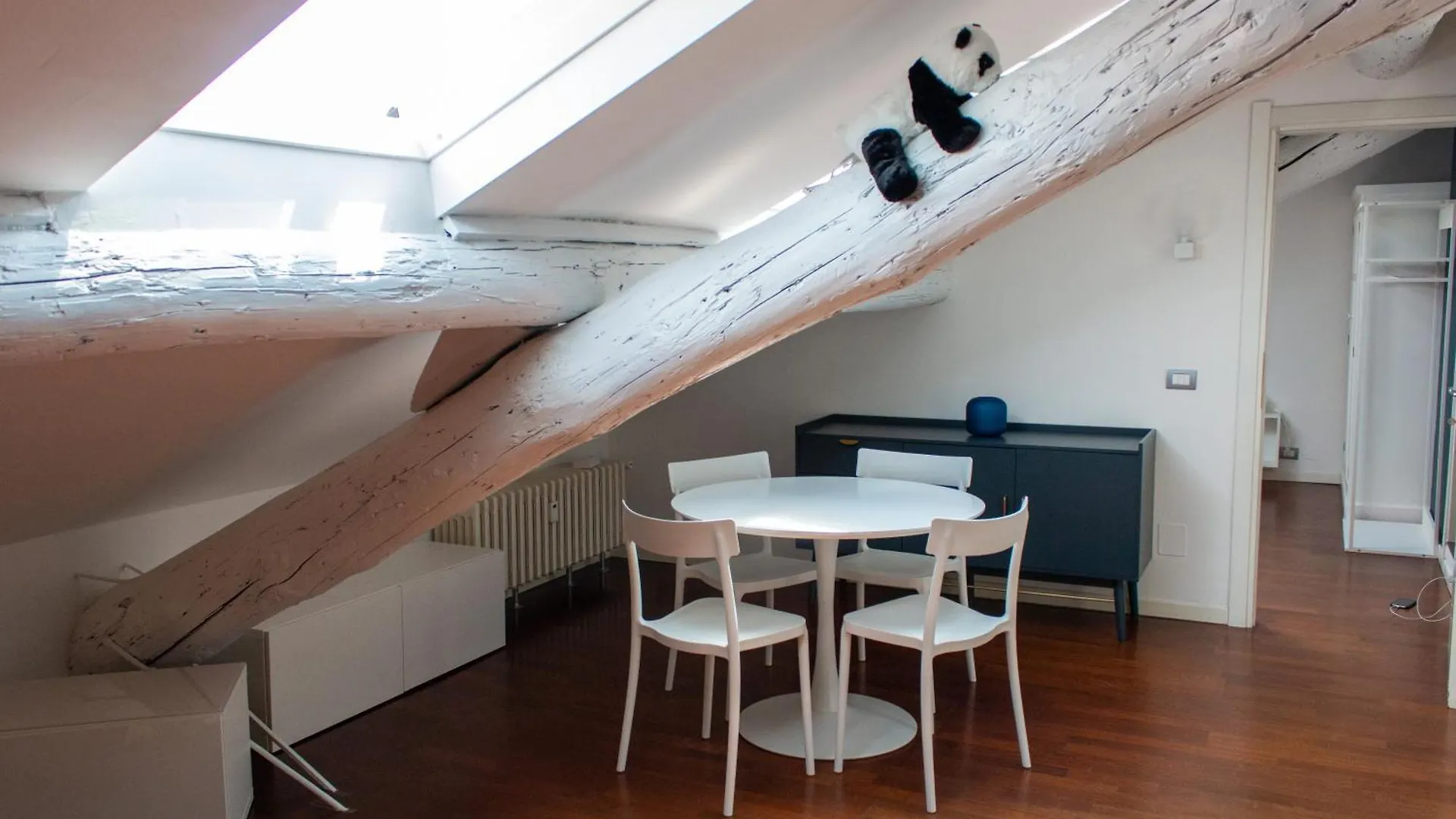 Cozy Attic Recently Renovated Apartment Milan